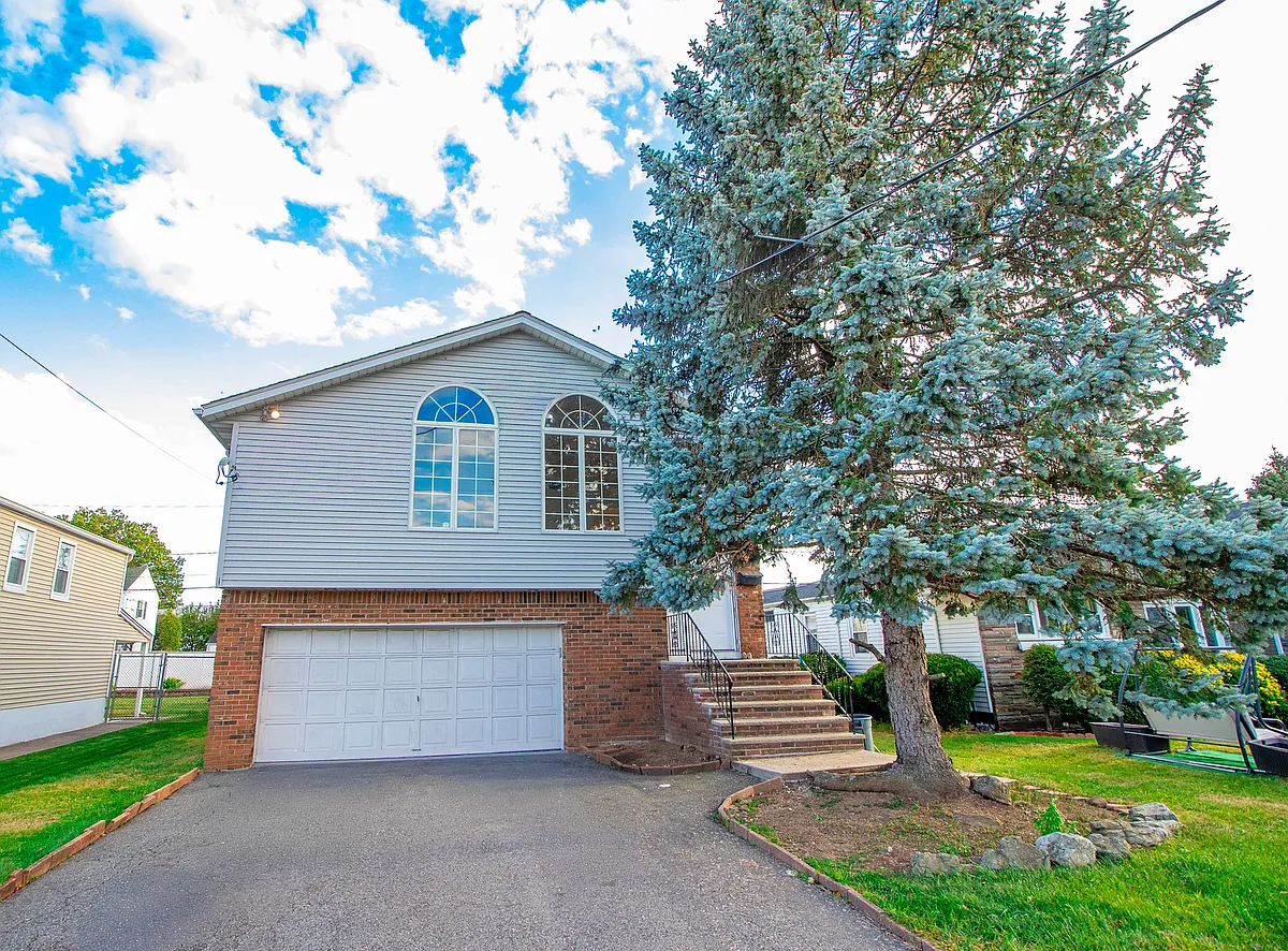 Building Photo - 6 Donor Ave