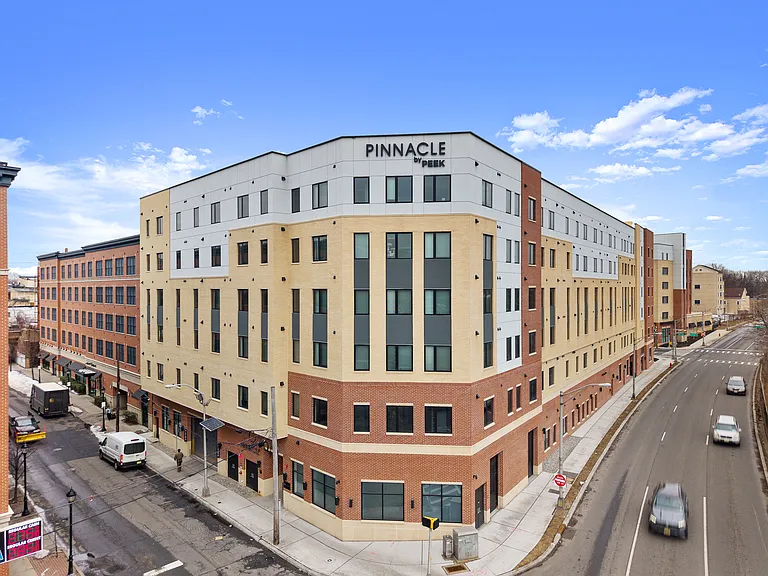 PINNACLE Orange Crossing — Photo 36