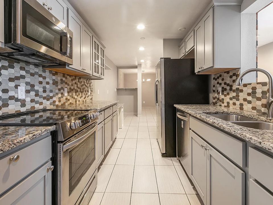 Spacious kitchen and dining room