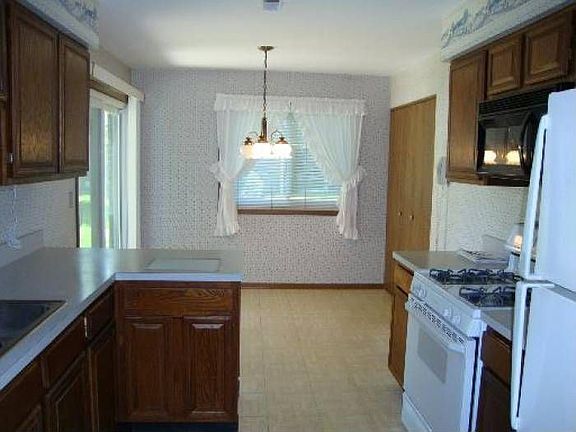 Nice sized eat-in kitchen
