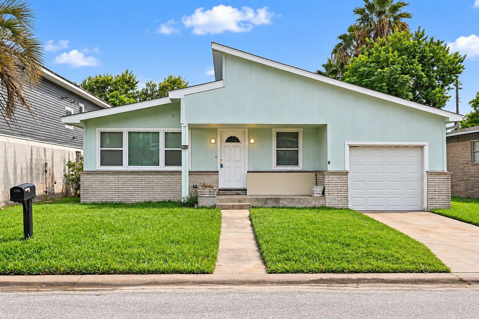 3 bed, 2.0 bath, 1848 sqft, $1,950 — Photo 1