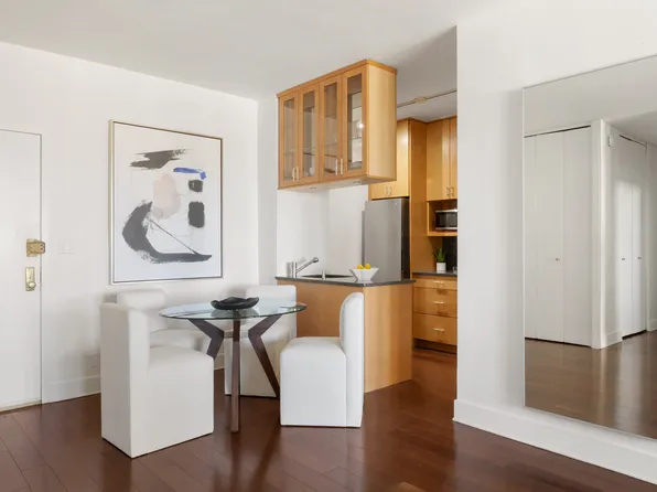 58 West 58th Street image 2 of 6