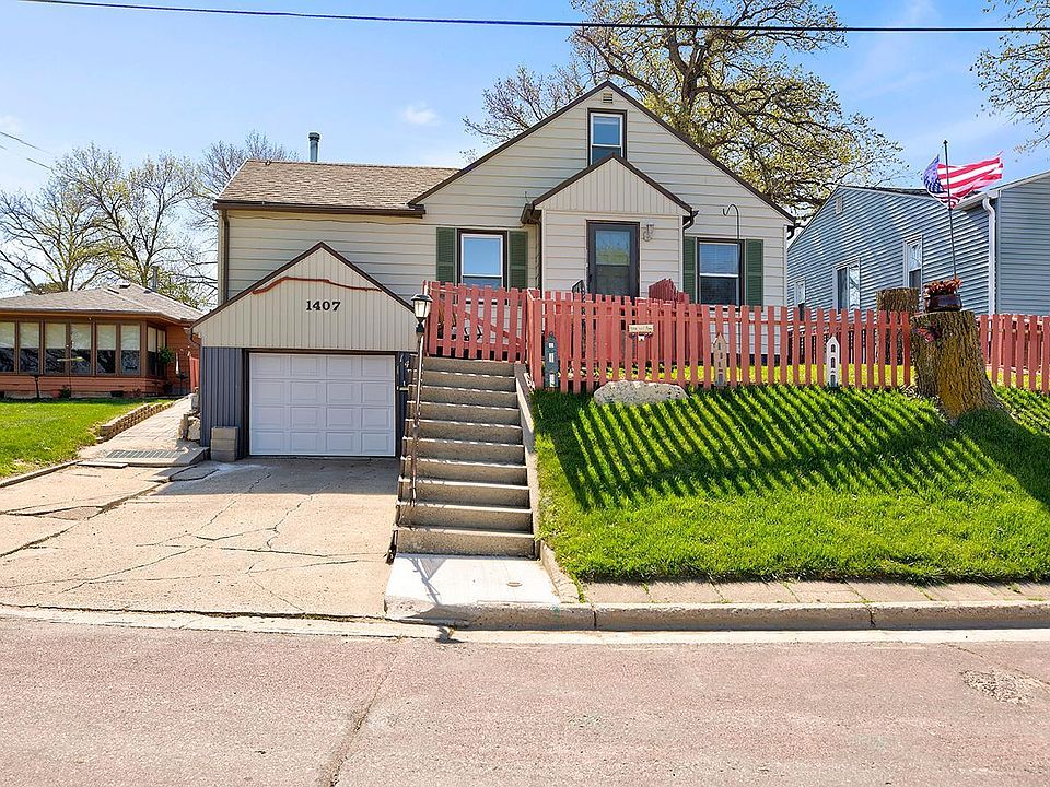 1st image of 1407 Oak Beach Dr