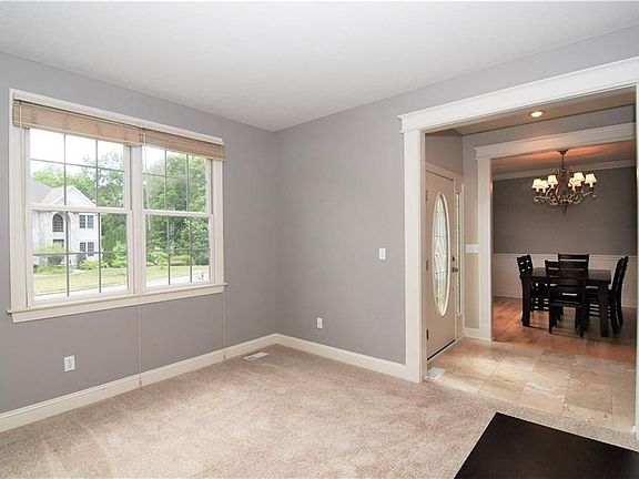 4th image of 1123 Foxglove Cir