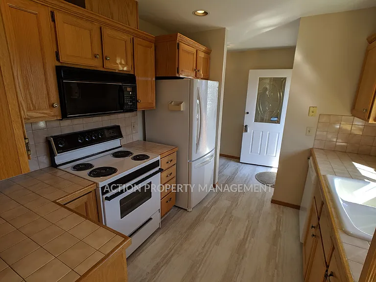 882 N Oxford Way — Photo 9