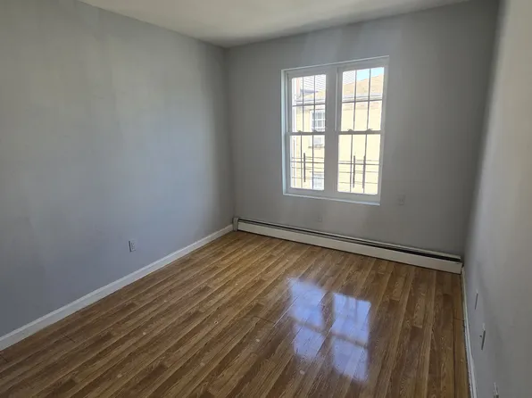 (undisclosed Address), Far Rockaway, NY 11691