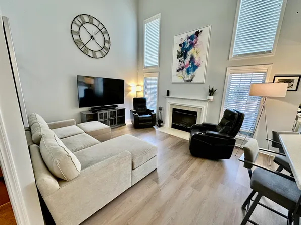 1737 Woodland Dr, Lake Geneva, WI 53147