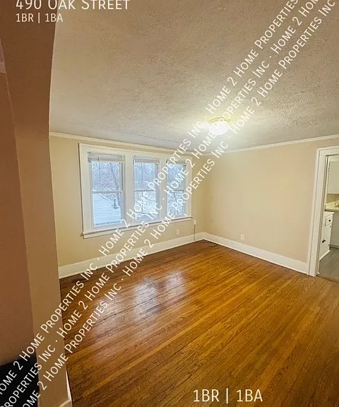 490 Oak St — Photo 5