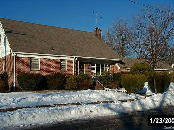 16 Frankel Road, Massapequa, NY 11758