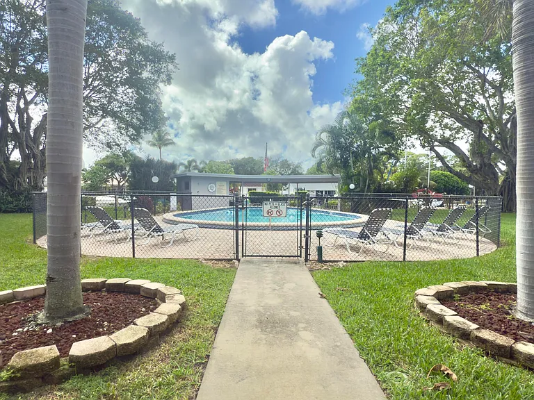 1200 SW 12th St #305 — Photo 8