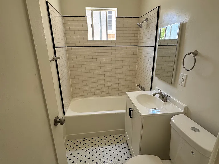 2300 Bellevue Ave #6 — Photo 5