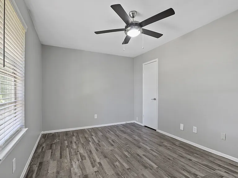 Kingswood Apartments — Photo 15