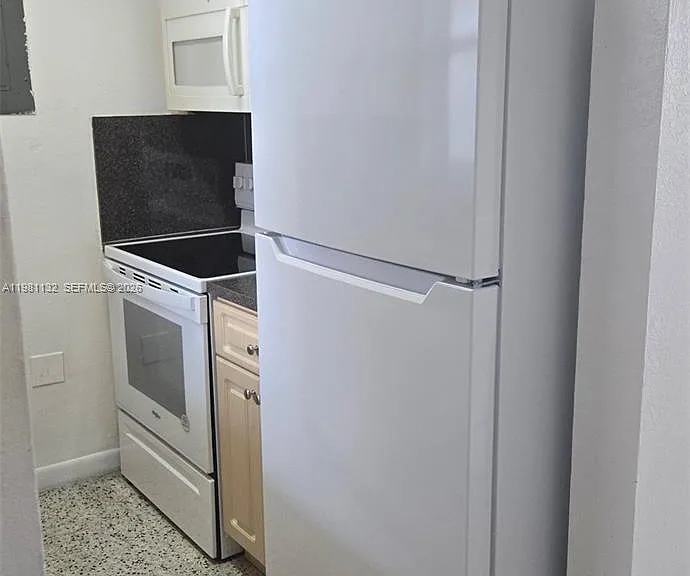 142 SW 18th Ave #30 — Photo 8