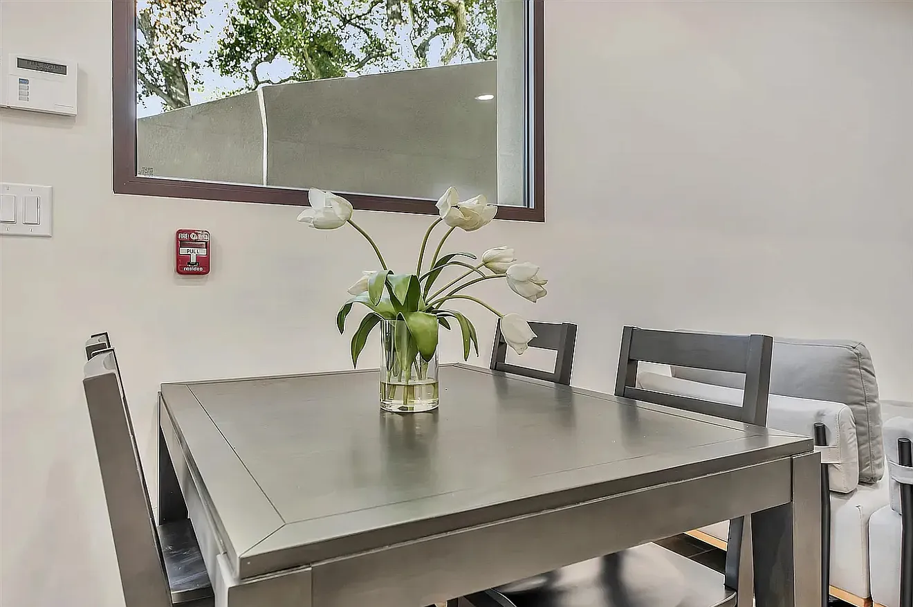 2 bed, 1.5 bath, 974 sqft, $4,600 — Photo 4