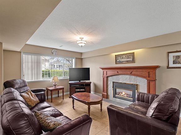 4th image of 2663 Dundas St