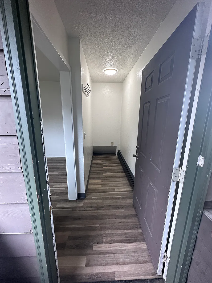 Building Photo - 322 S Flower St #3