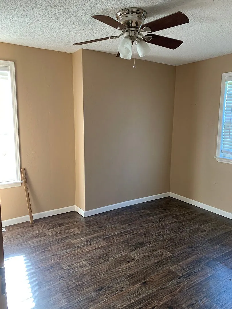 Cute 2 bedroom home with a loft and detached one car garage — Photo 4