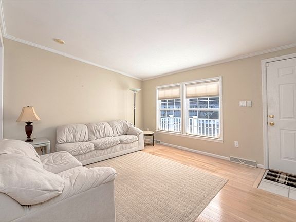 3rd image of 27 Trailwood Dr