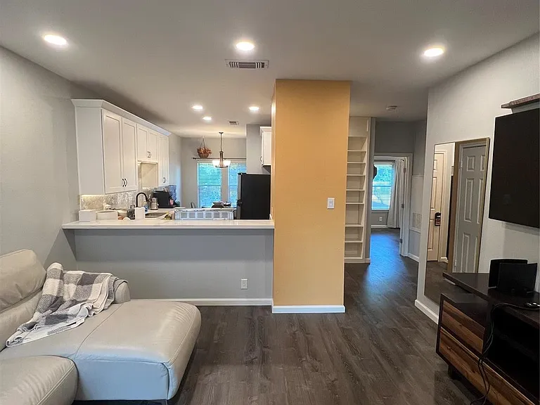 2414 Longview St #202 — Photo 7