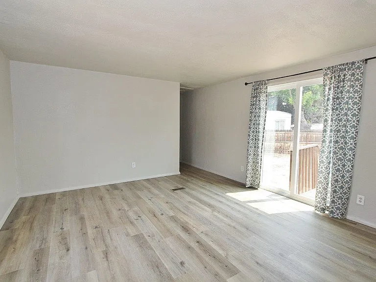 422 Elder Ave — Photo 3