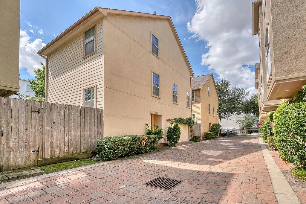 2 bed, 2.0 bath, 1806 sqft, $2,600 — Photo 3
