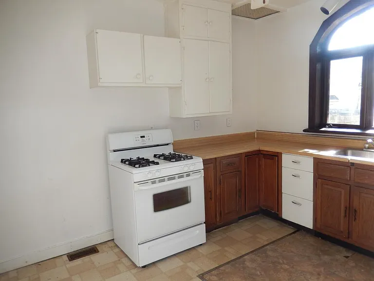 105 S Pine St — Photo 12