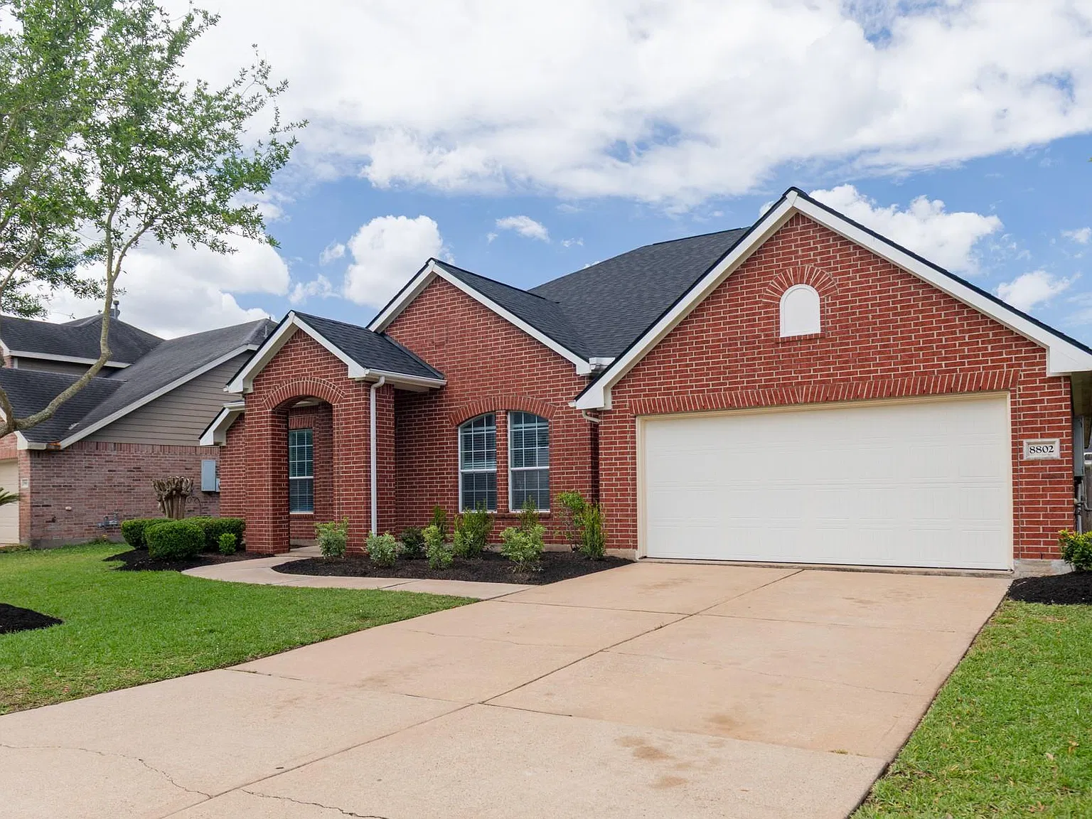 4 bed, 3.0 bath, 3200 sqft, $2,450 — Photo 2