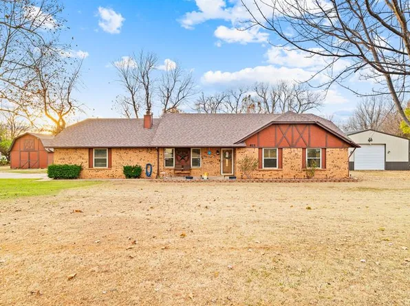 825 S Lariat Dr, Mustang, OK 73064