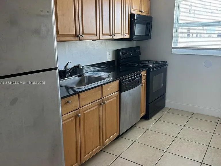 7207 Bay Dr #6 — Photo 1
