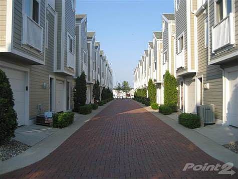 How picturesque! Townhome/condo with garage. Walk to the beach, town and more!