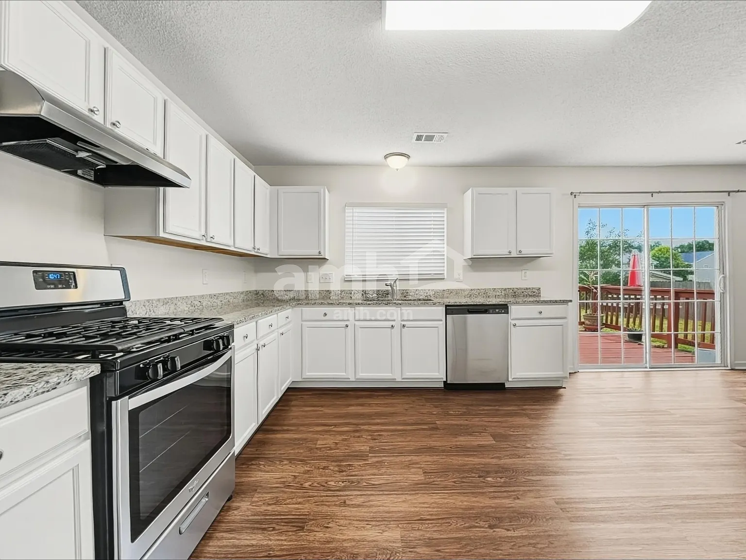 3 bed, 2.5 bath, 2208 sqft, $2,245 — Photo 4