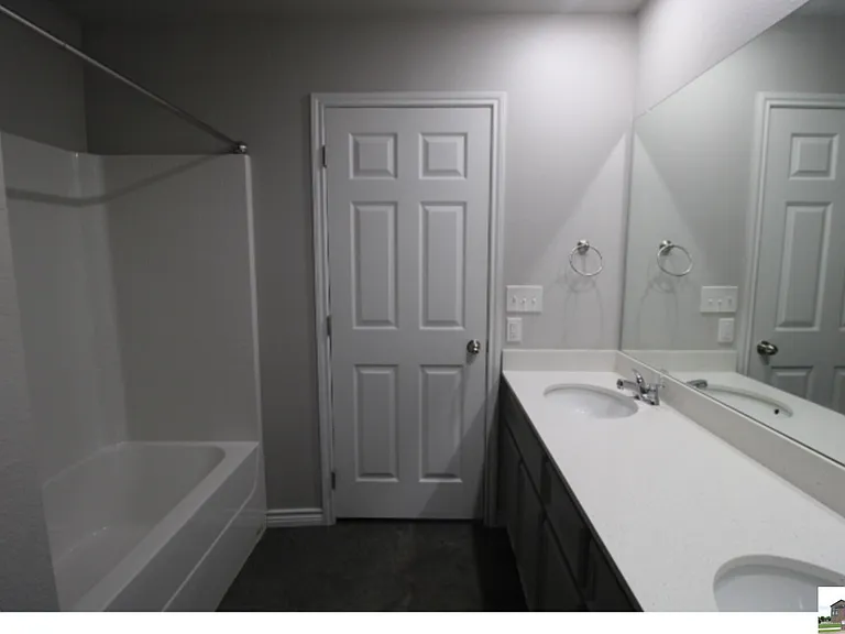 300 Lowes Blvd #B — Photo 4
