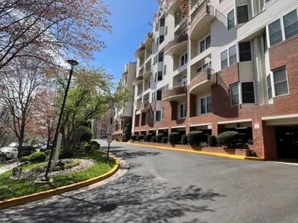 301 S Reynolds St APT 205, Alexandria, VA 22304