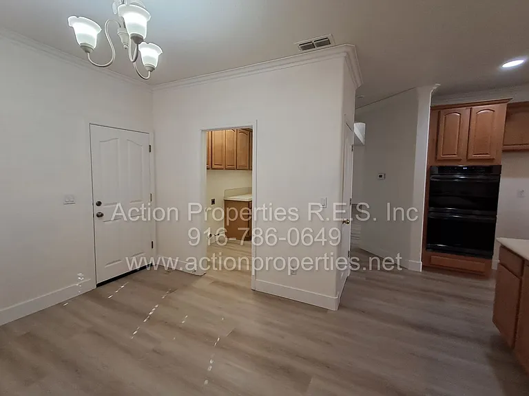 6145 Crater Lake Dr — Photo 46