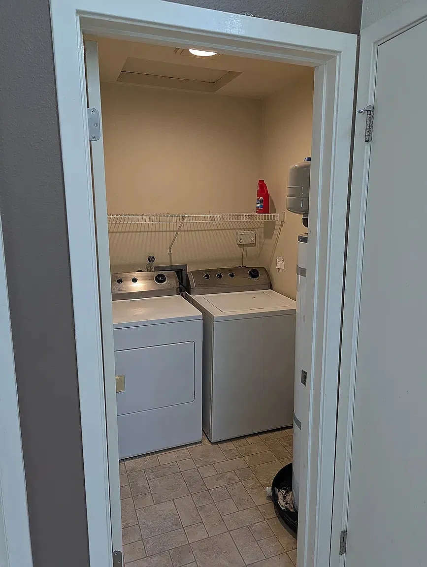 2 bed, 889 sqft, $2,300 — Photo 3