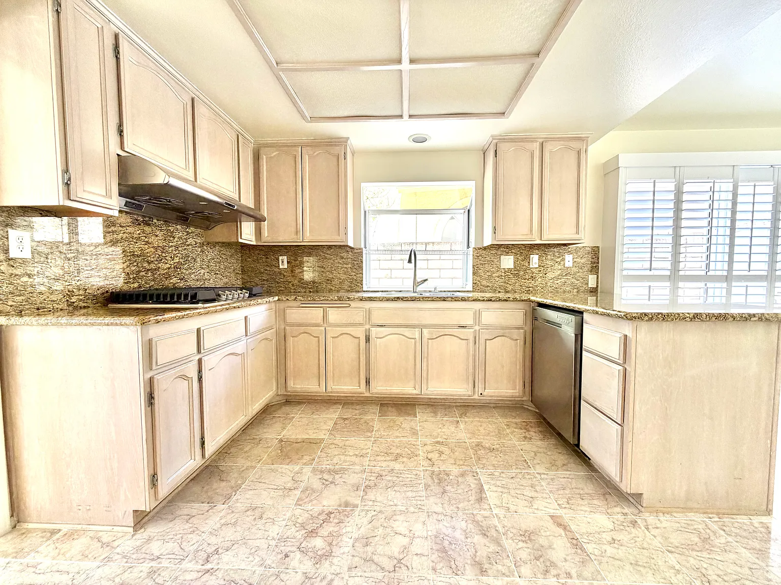 5 bed, 2.5 bath, 2231 sqft, $4,950 — Photo 3