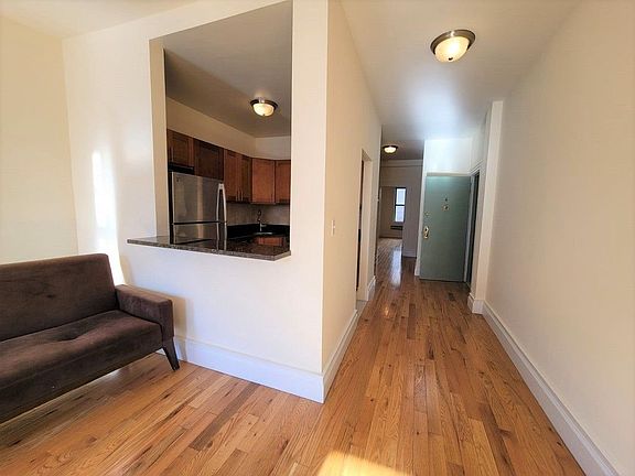 4th image of 307 E 37th St APT 4