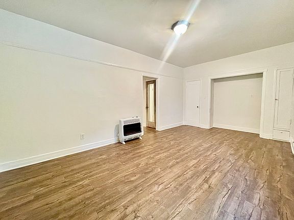 3rd image of 7568 De Longpre Ave