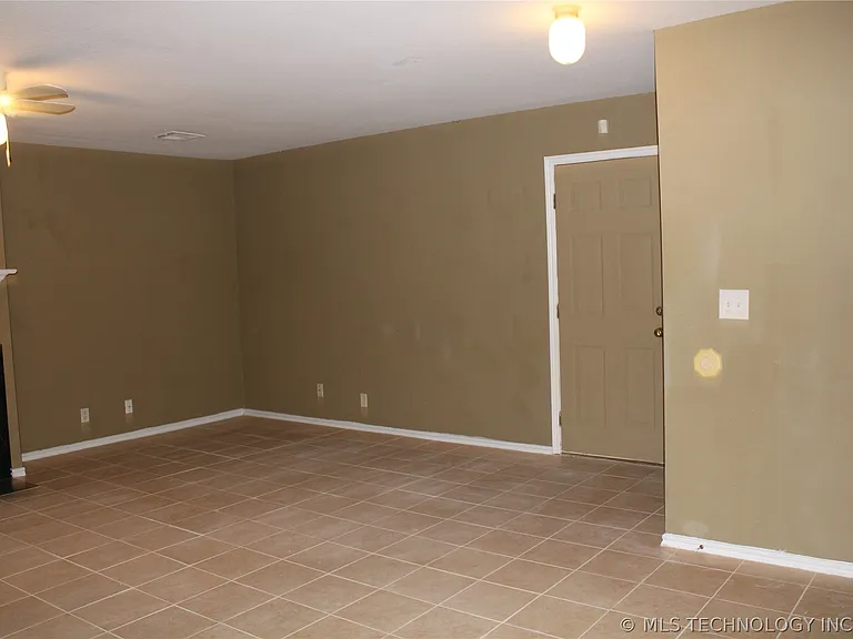 6657 S Utica Pl — Photo 3