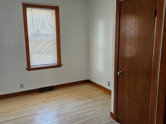 2nd image of 19 York St #19