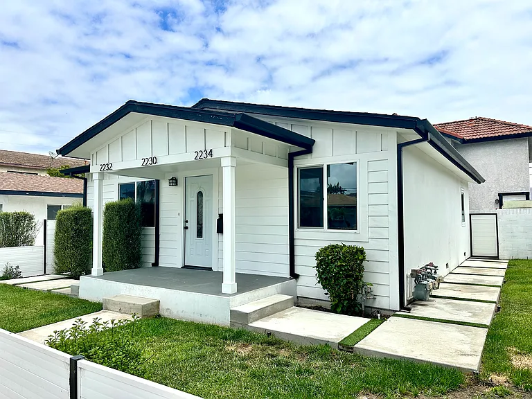2230 S Grand Ave — Photo 1