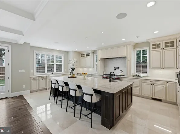 802 Cottage St SW, Vienna, VA 22180