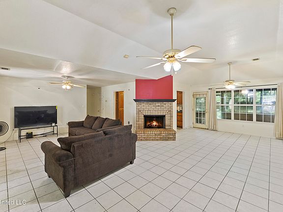 3rd image of 1317 Rosemont Dr