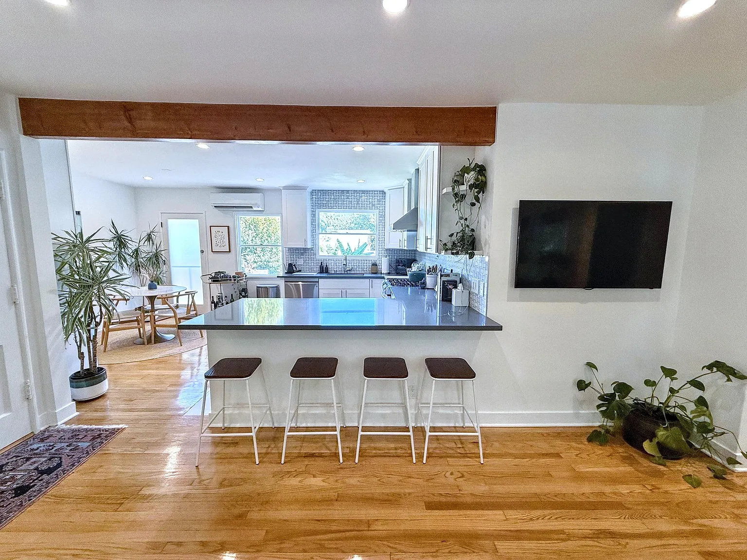 2 bed, 879 sqft, $4,350 — Photo 2