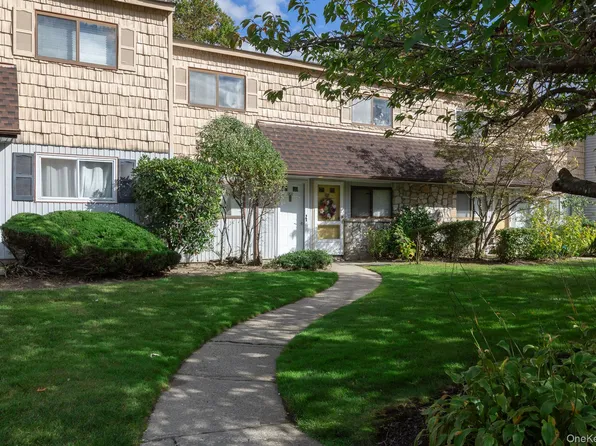 202 Pointe Circle North #202, Coram, NY 11727
