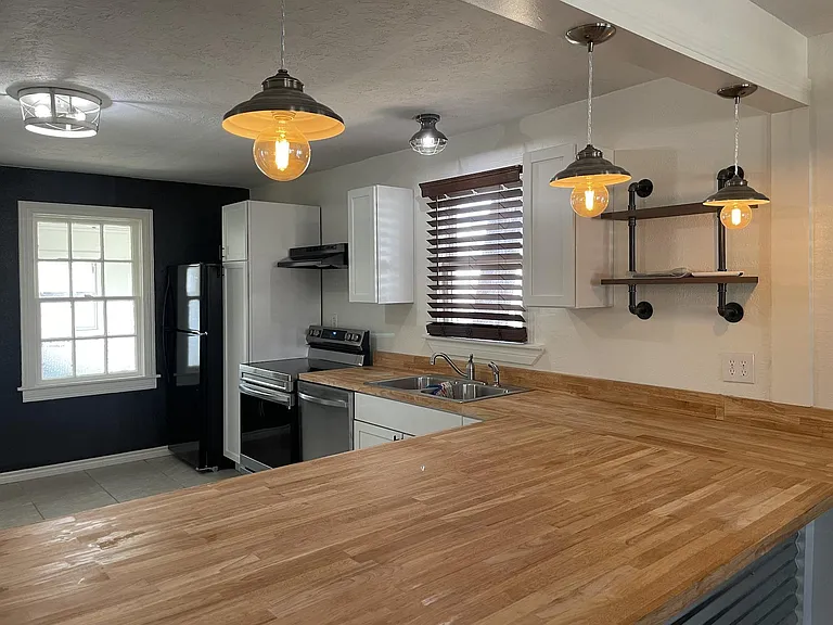 2307 Avenue B — Photo 7