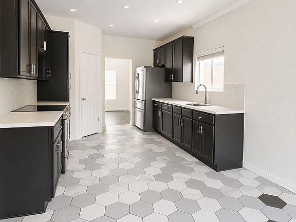 3rd image of 1002 Acanthus St