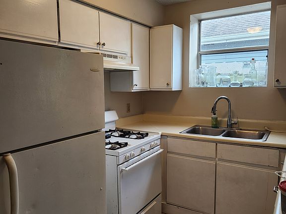 5th image of 918 Lyons St