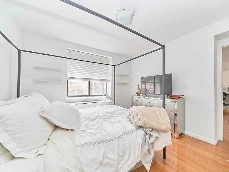 458 W 52nd St #2D — Photo 3