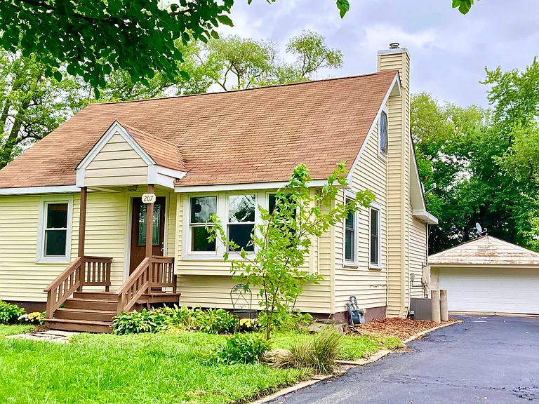 207 Village Rd — Photo 2